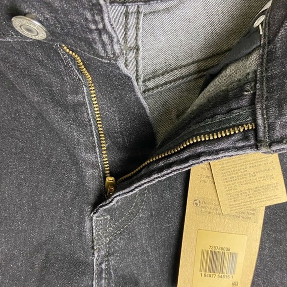 LEVI’S High Rise Distressed Shorts - Picture 8 of 11